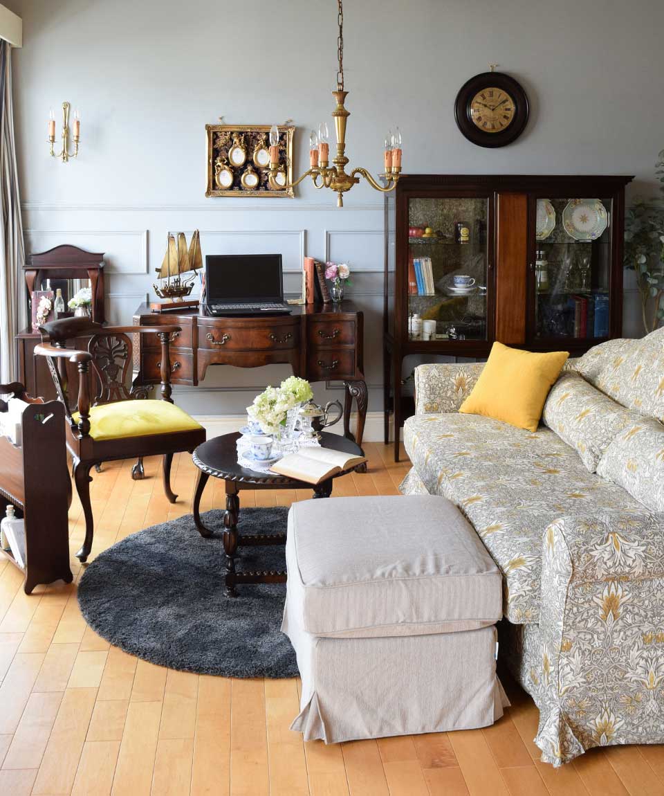 ウィリアムモリスのソファとマホガニー材の家具