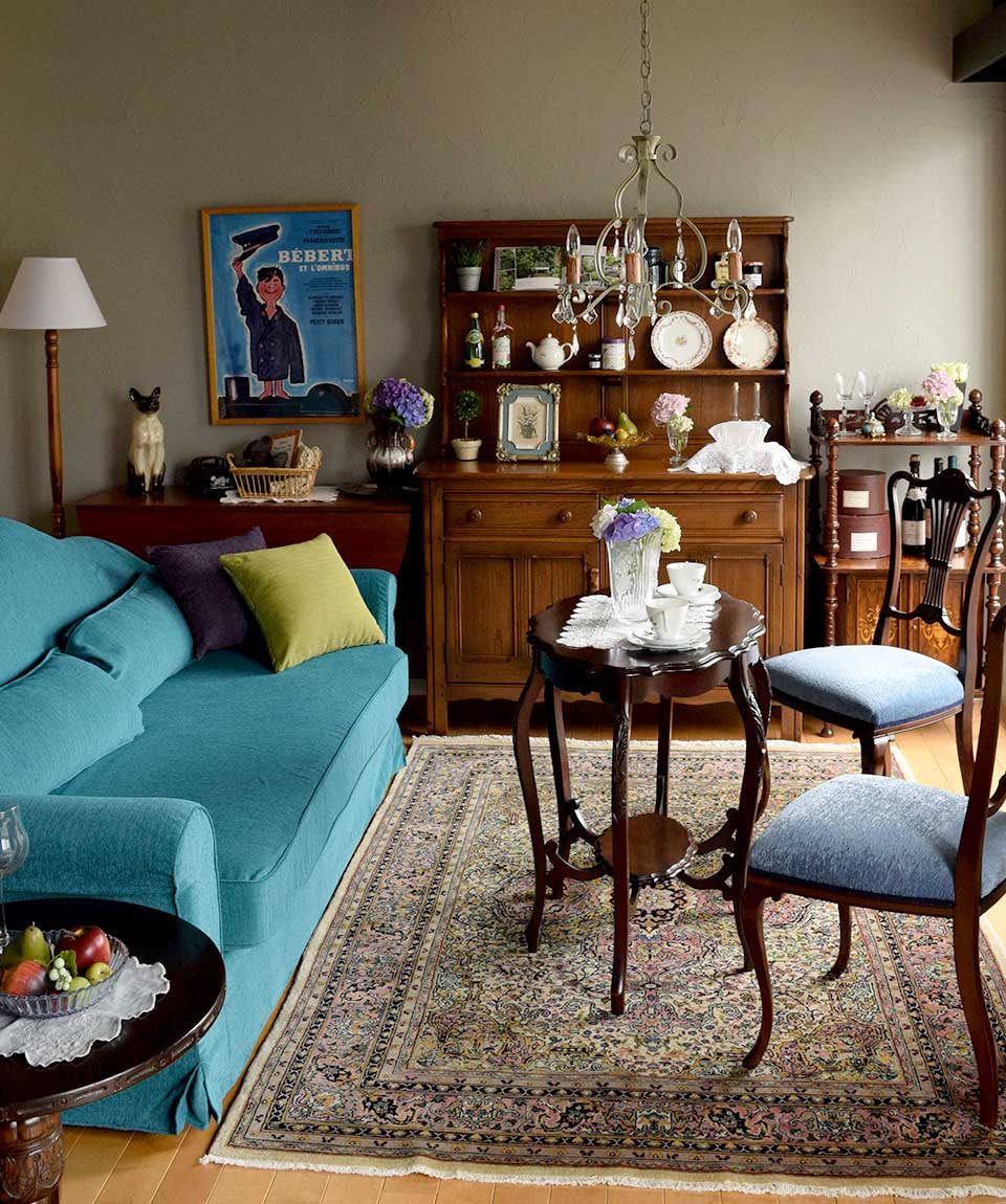 青い家具や椅子を集めた北欧スタイルのリビング