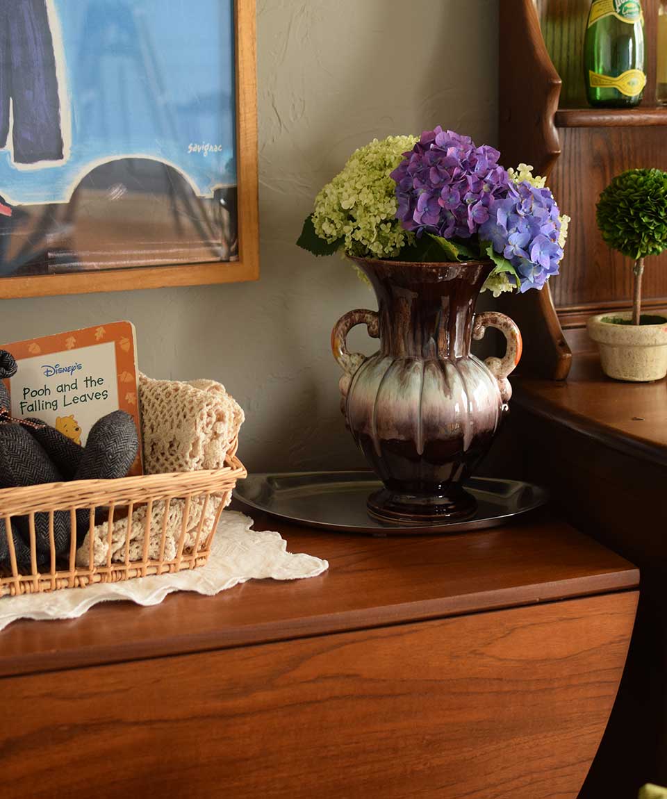 ビンテージの花瓶に生けた紫陽花を乗せたバタフライテーブル