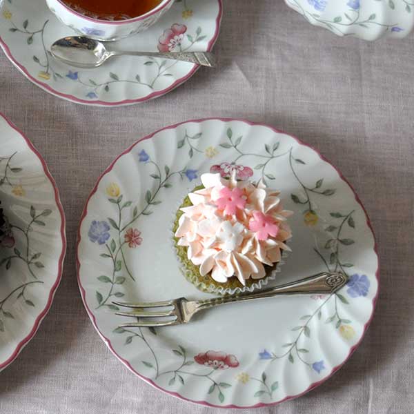 陶磁器のケーキプレート