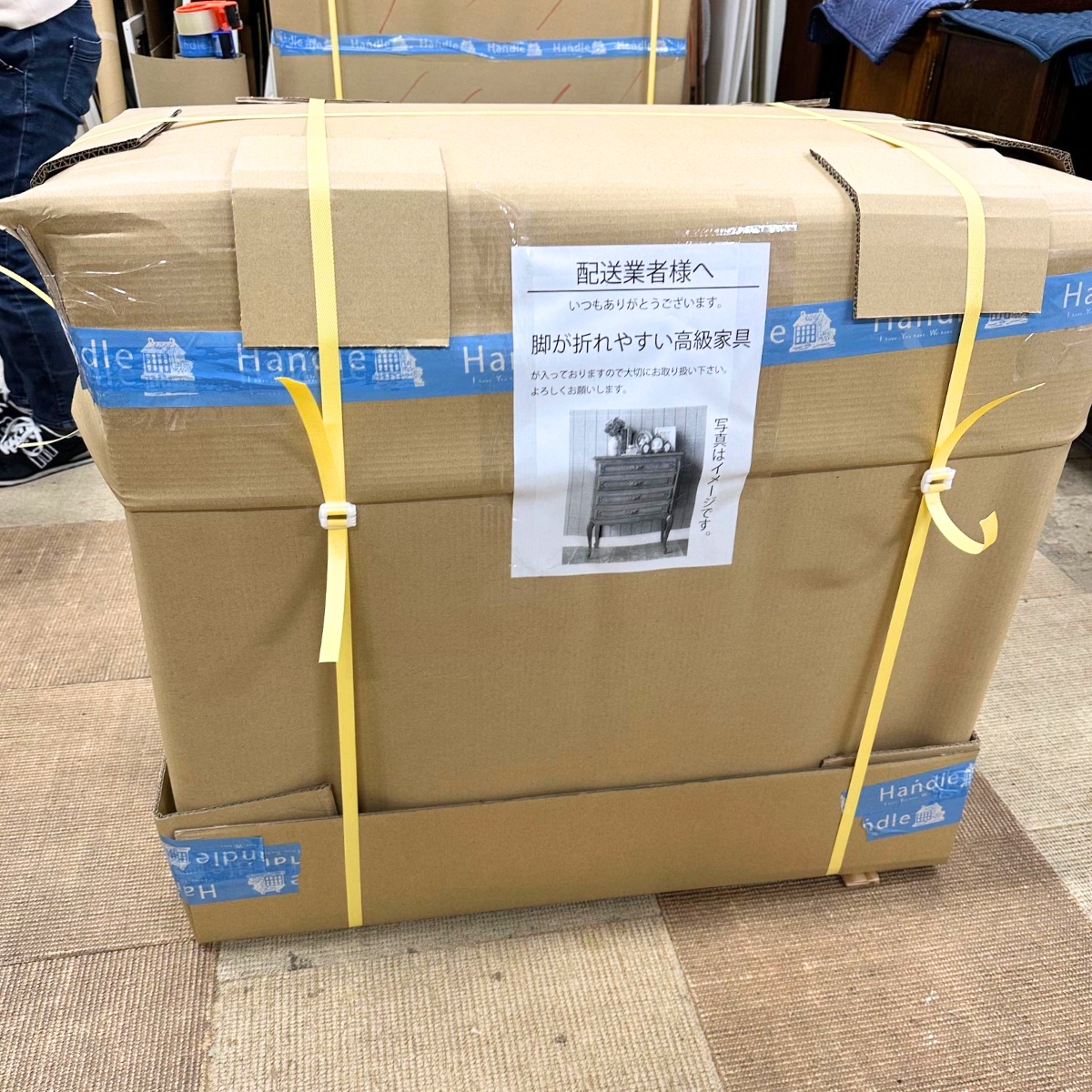 フランスのチェストをPバンドで固定する