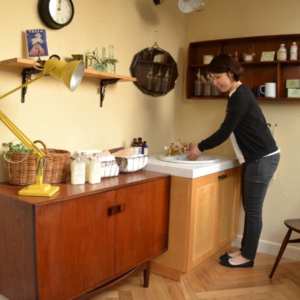 アンティークミラーを使った洗面台