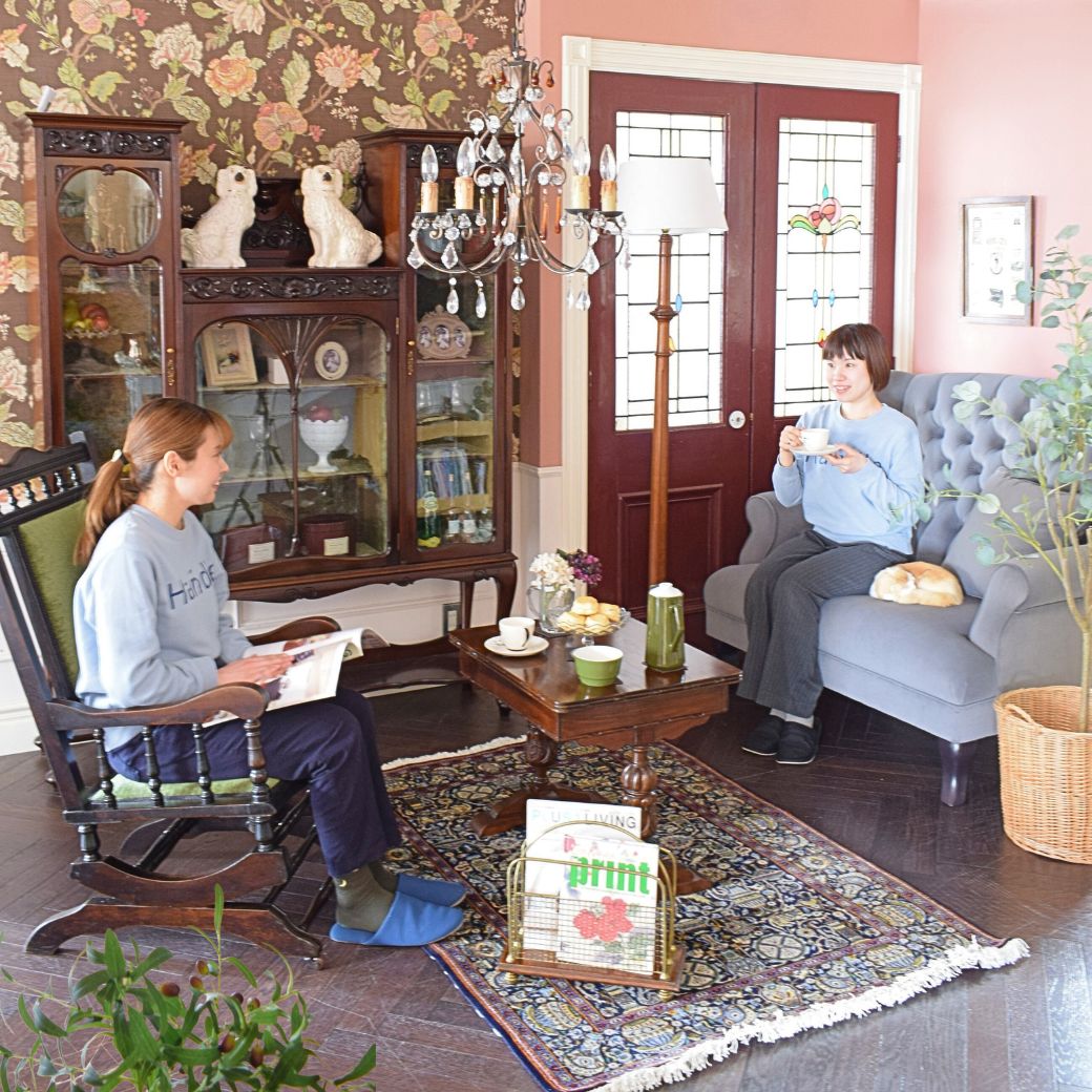 ロッキングチェアとティータイムで楽しむ英国スローライフなリビングの様子