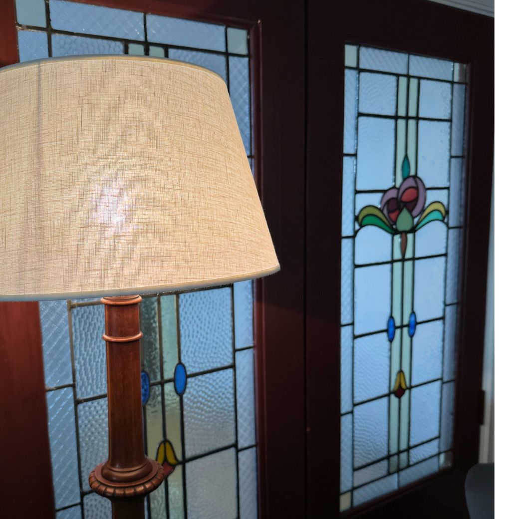 バンブーの節のような支柱が印象的なアンティークフロアランプ（ステンドグラス扉のそば）