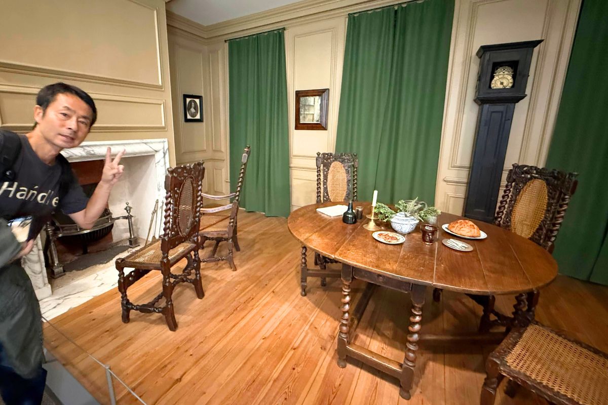 1695年のパーラー。ゲートレッグテーブルと籐張りの椅子