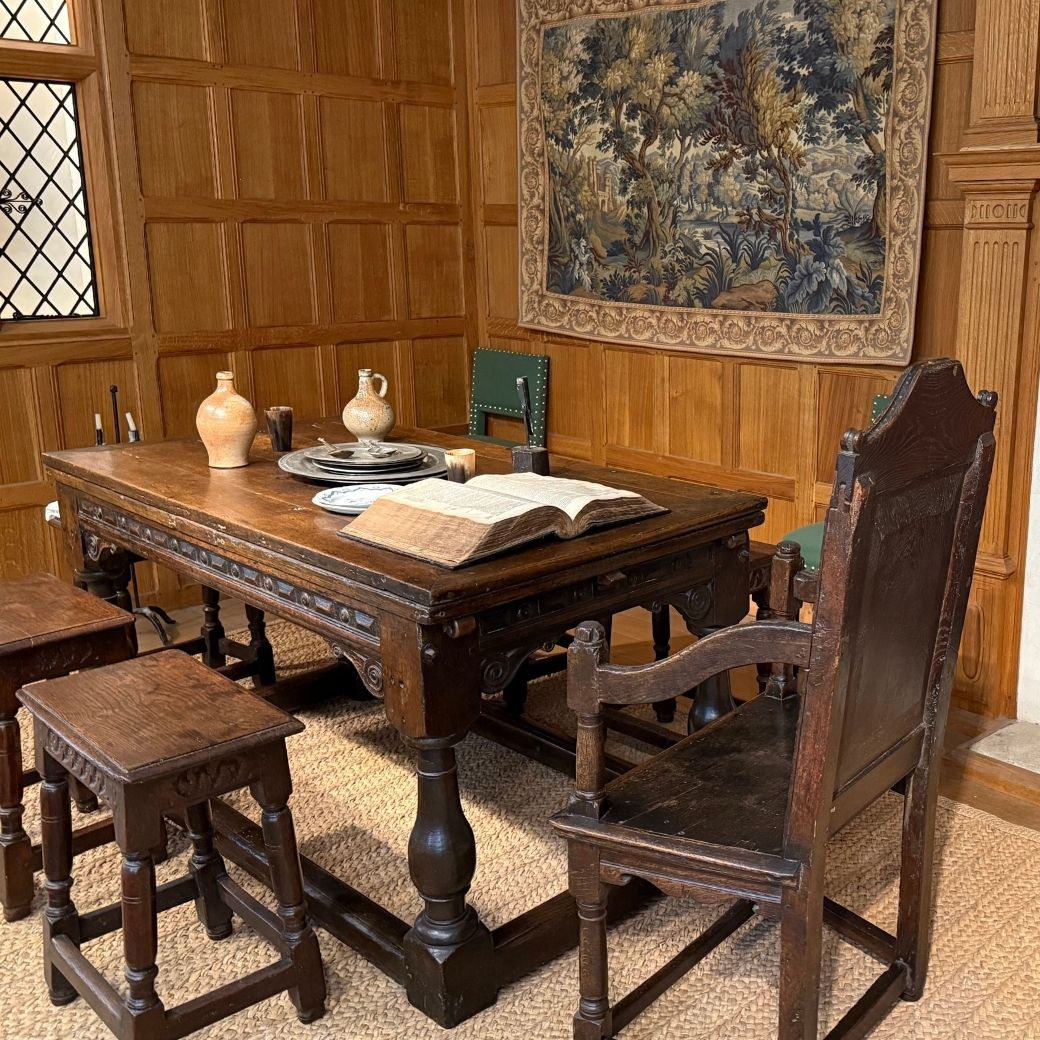 エリザベス様式のダイニングセット