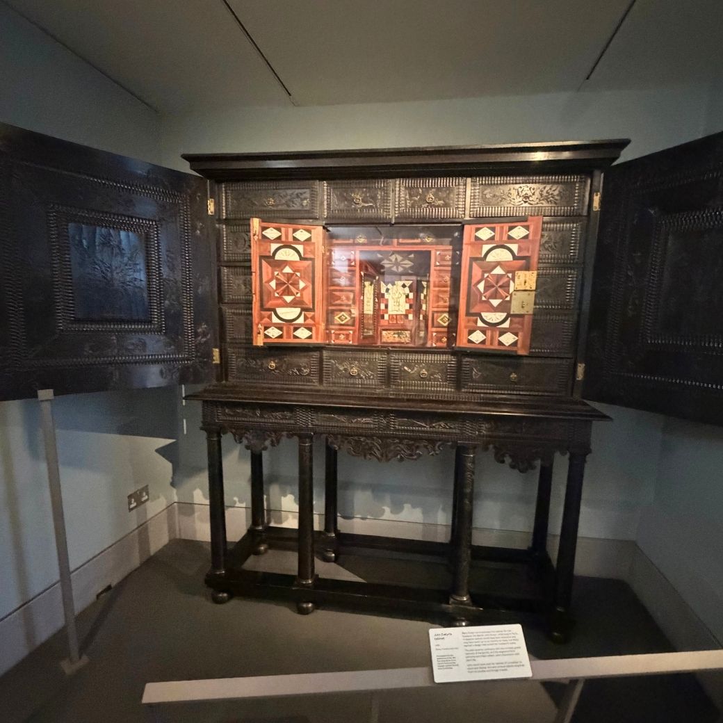 精巧な寄木細工のキャビネット