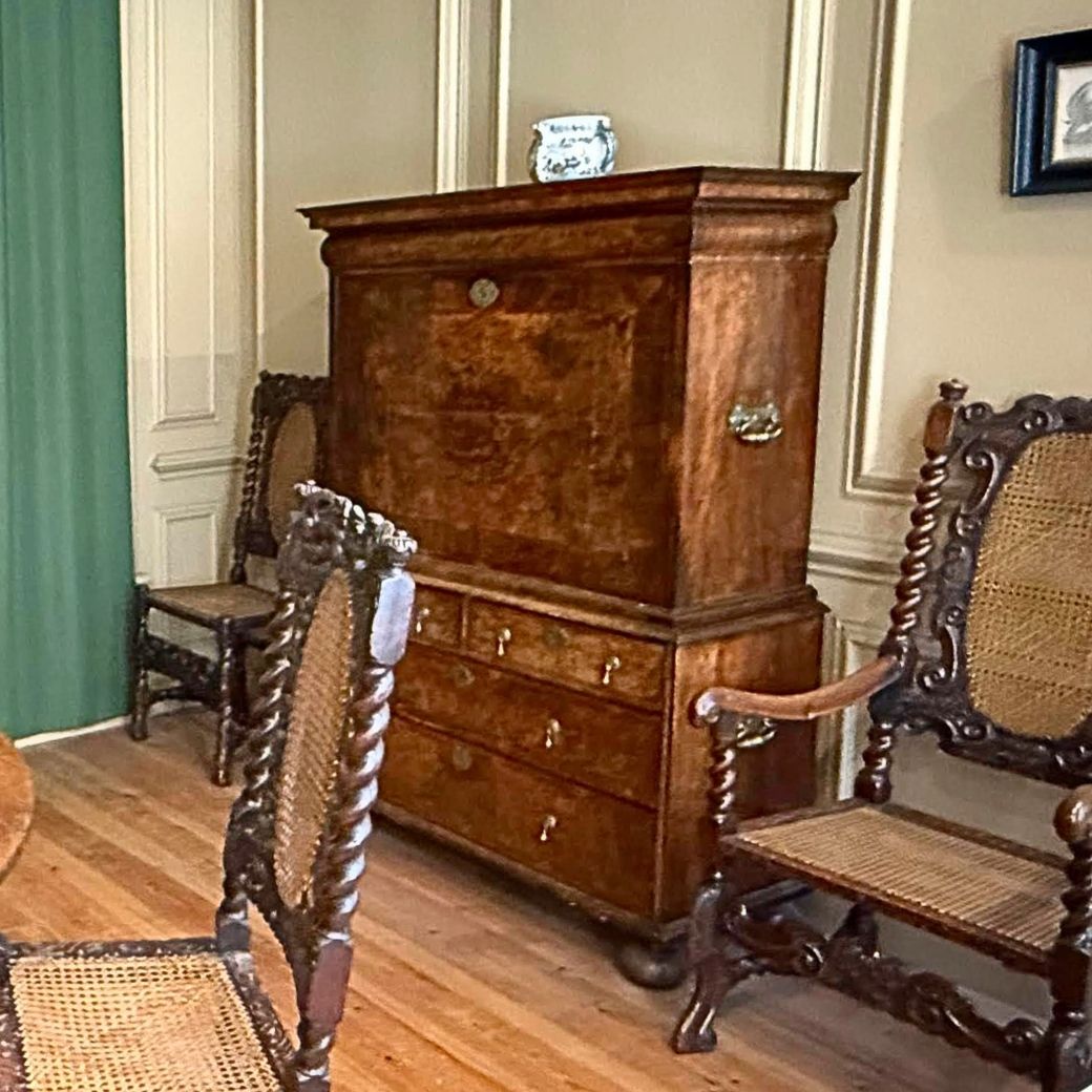 17世紀末の重厚なウォルナット材ビューロー・キャビネット