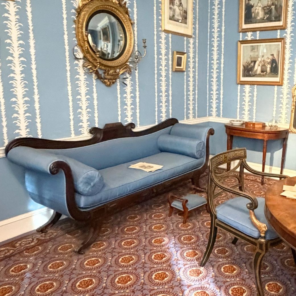 1830年頃のグレシアン・ソファ（ギリシャ風）。コイルスプリング入りの座面