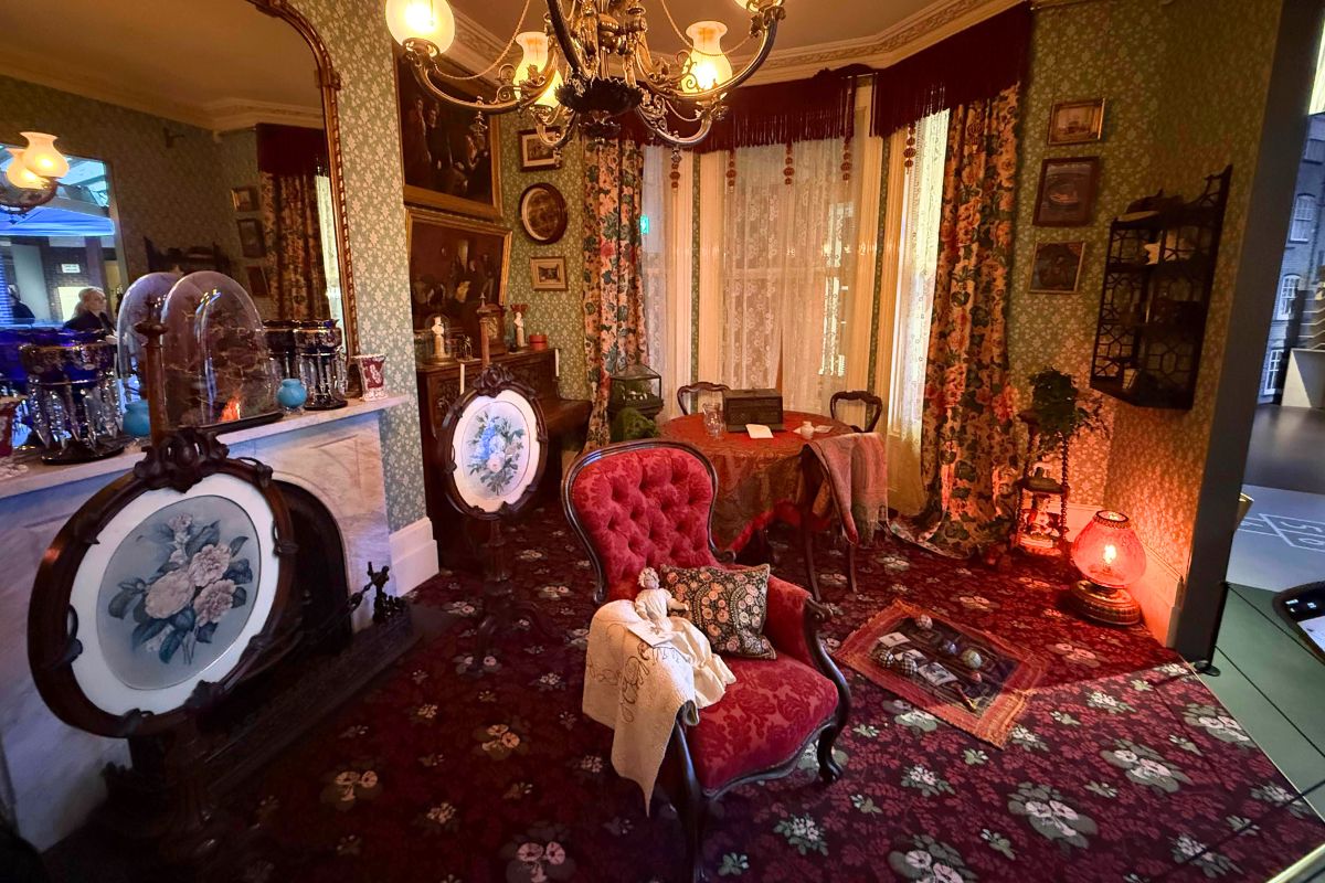 1878年のタウンハウス。唯美主義の影響を受けた装飾過多な部屋全景