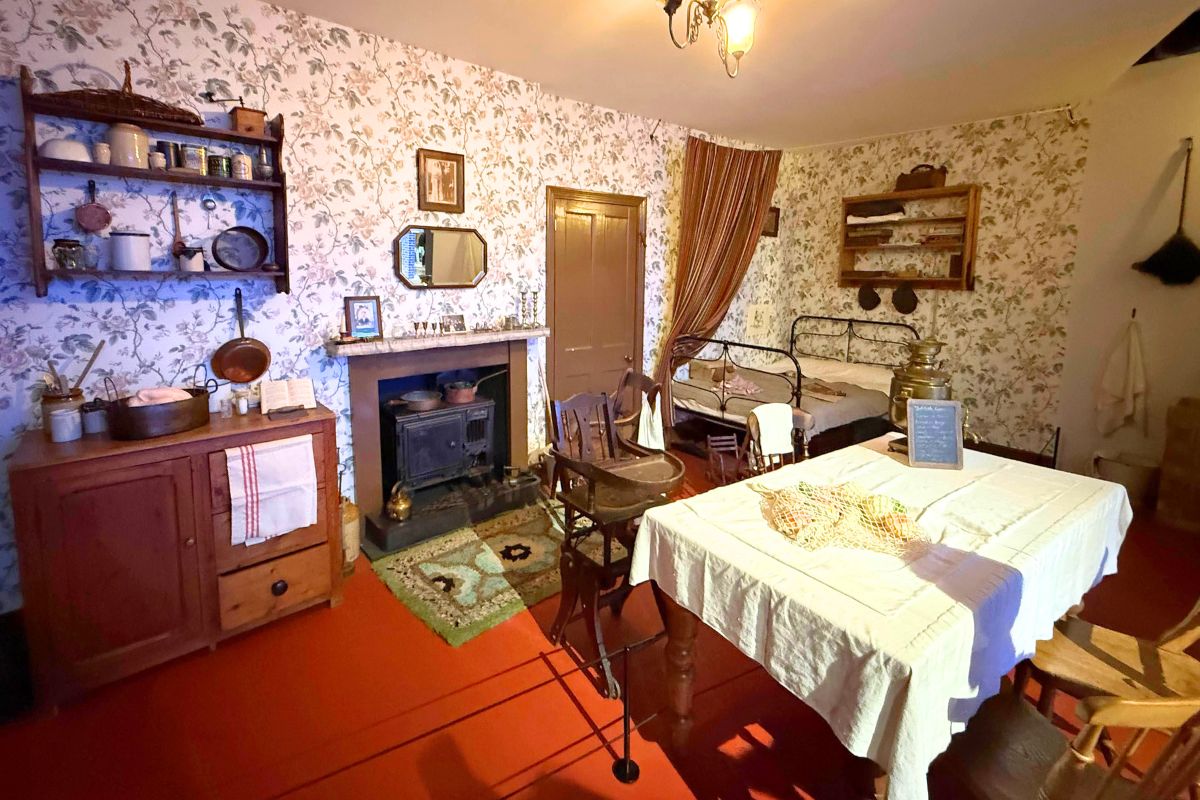 1913年のイーストエンドの長屋（テネメント）。ユダヤ人移民家族の部屋全景