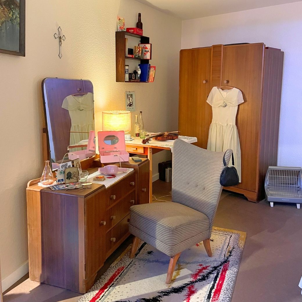 1950年代のドレッサーとユーティリティ家具。ピンクのバニティケース