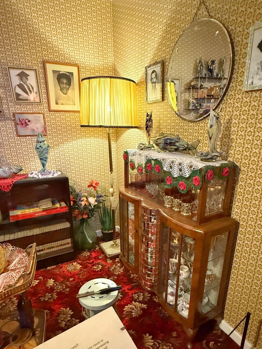 70年代スタイルのガラスキャビネットと装飾品