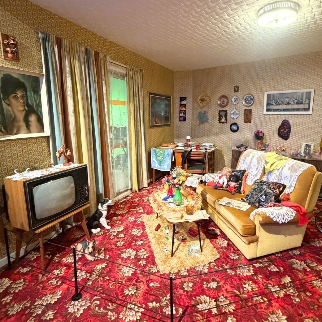 1970年代のテレビと鮮やかな柄のカーペット