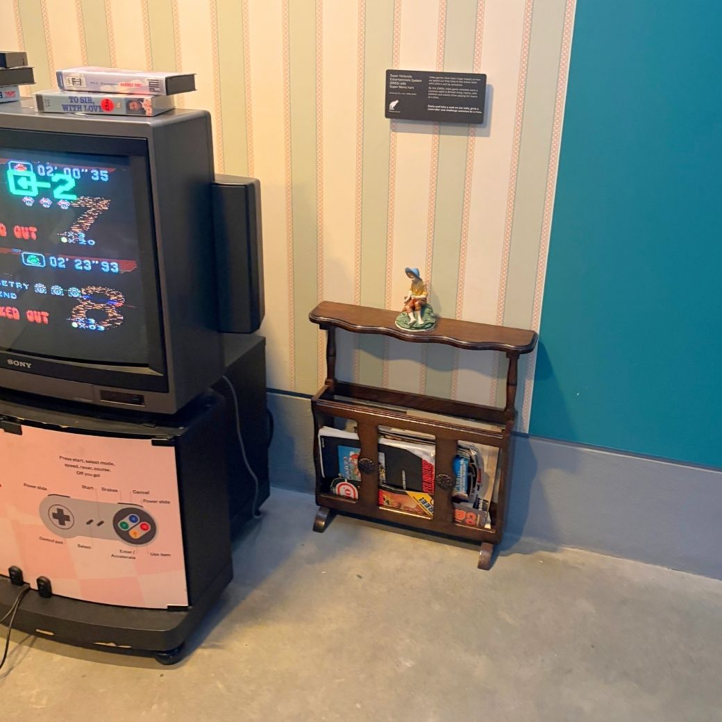 90年代のゲーム機とテレビの展示