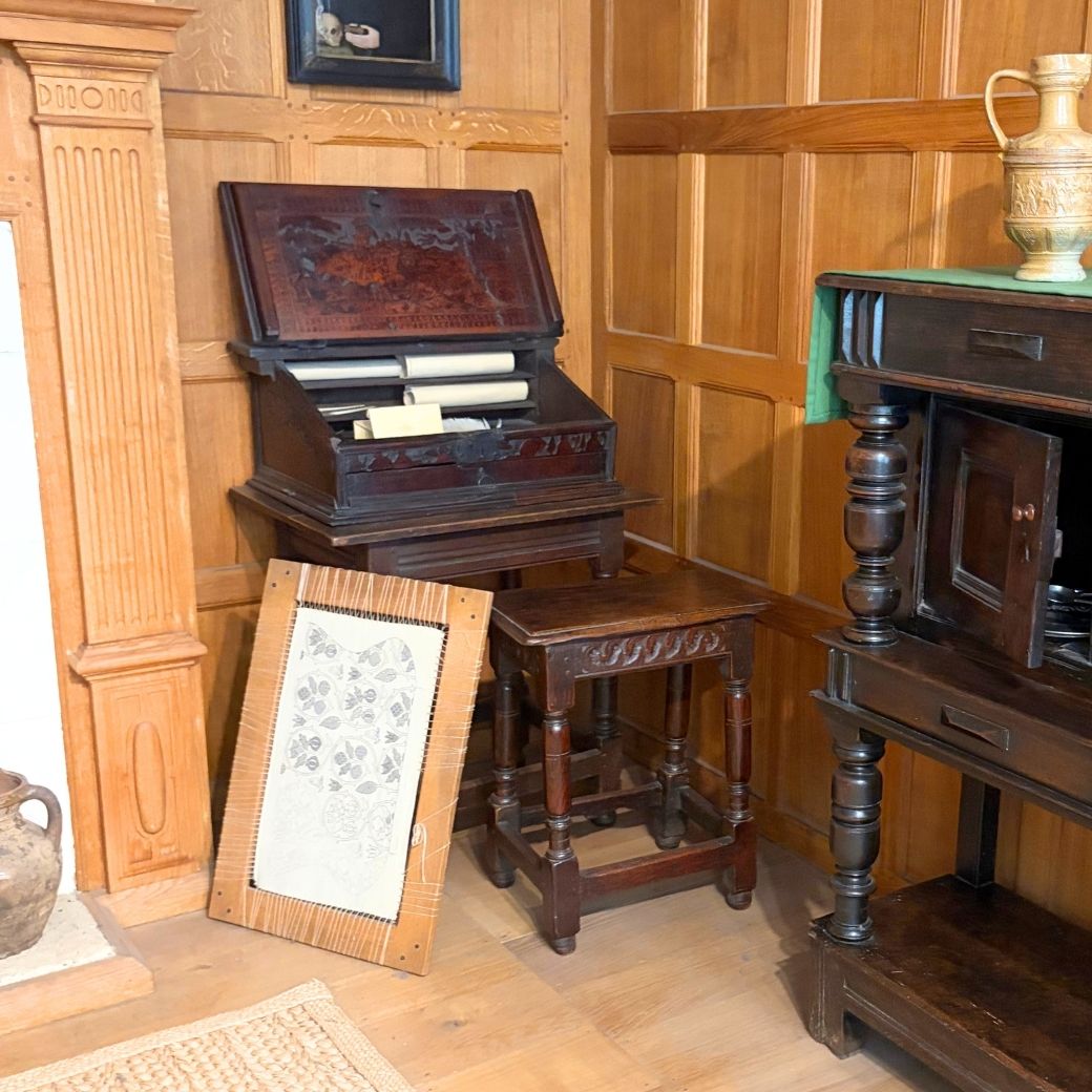 スタンド付きのアンティーク・バイブルボックス（聖書箱）と刺繍台