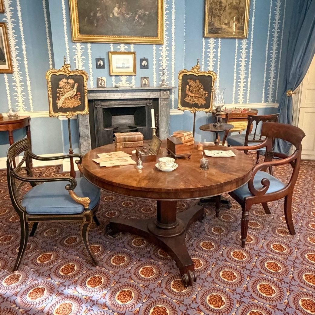 リージェンシー様式のセンターテーブルと暖炉前のスクリーン