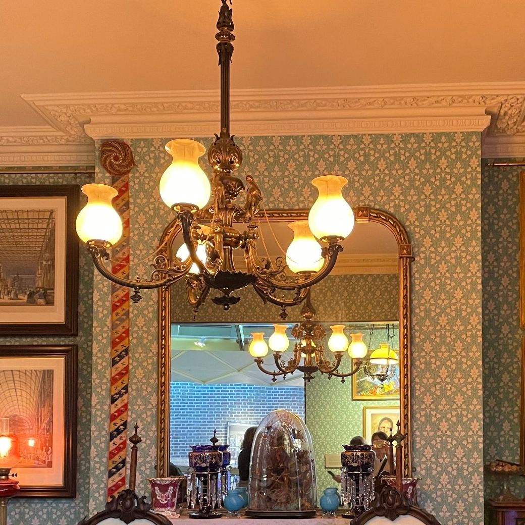 アンティークのガス灯（ガソリエ）シャンデリアと鏡の映り込み