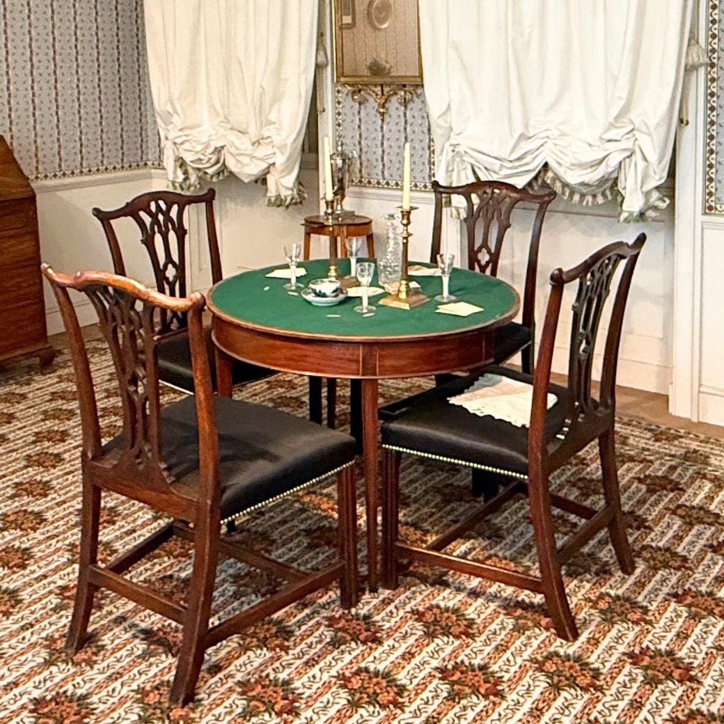 マホガニー製のアンティーク・カードテーブルとシールドバック（盾形）チェア