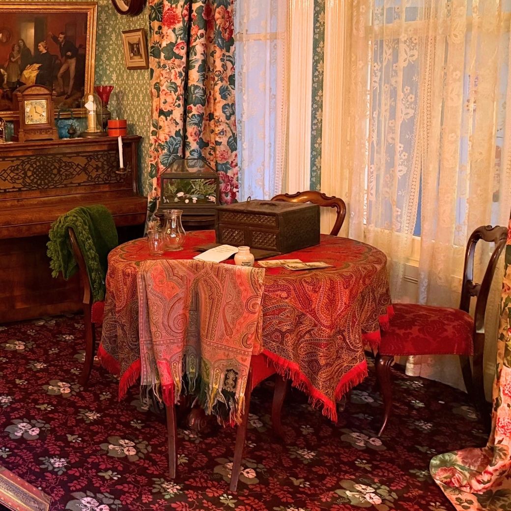 インド製の織物や土産物が飾られた円形テーブル