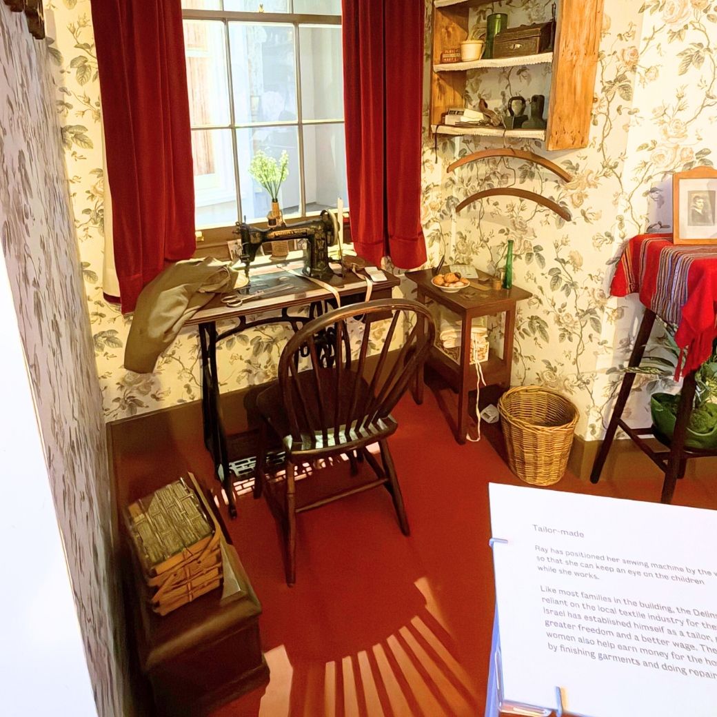 窓辺に置かれたアンティークミシン。仕立て屋の仕事場