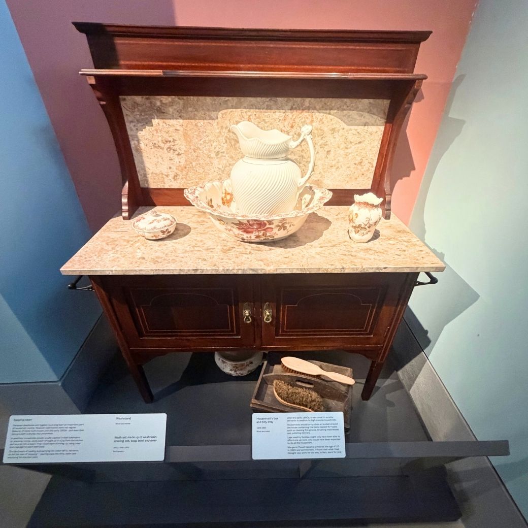 アンティークのウォッシュスタンドと水差し