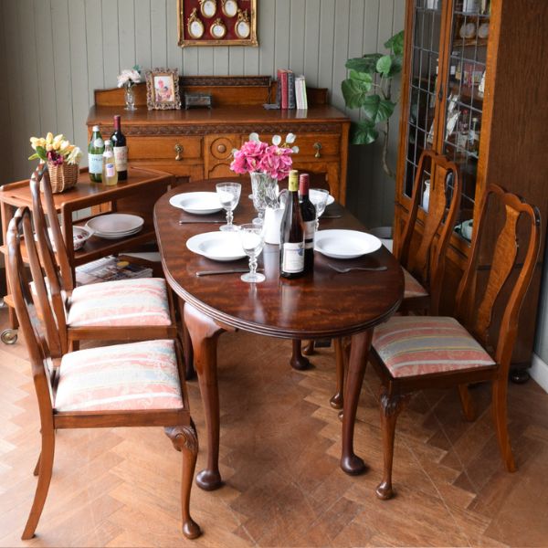 クイーンアンスタイルのダイニングテーブルセット