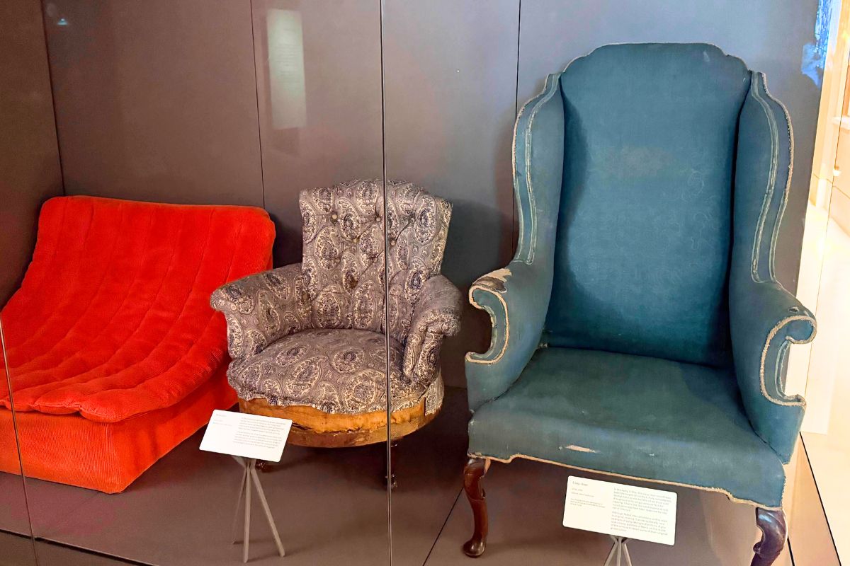 時代ごとの椅子のスタイルの比較展示