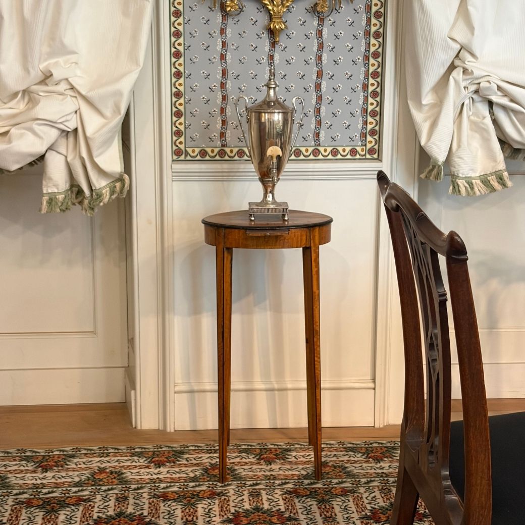 ジョージアン様式のシルバーティーアーン（茶沸かし）と専用スタンド