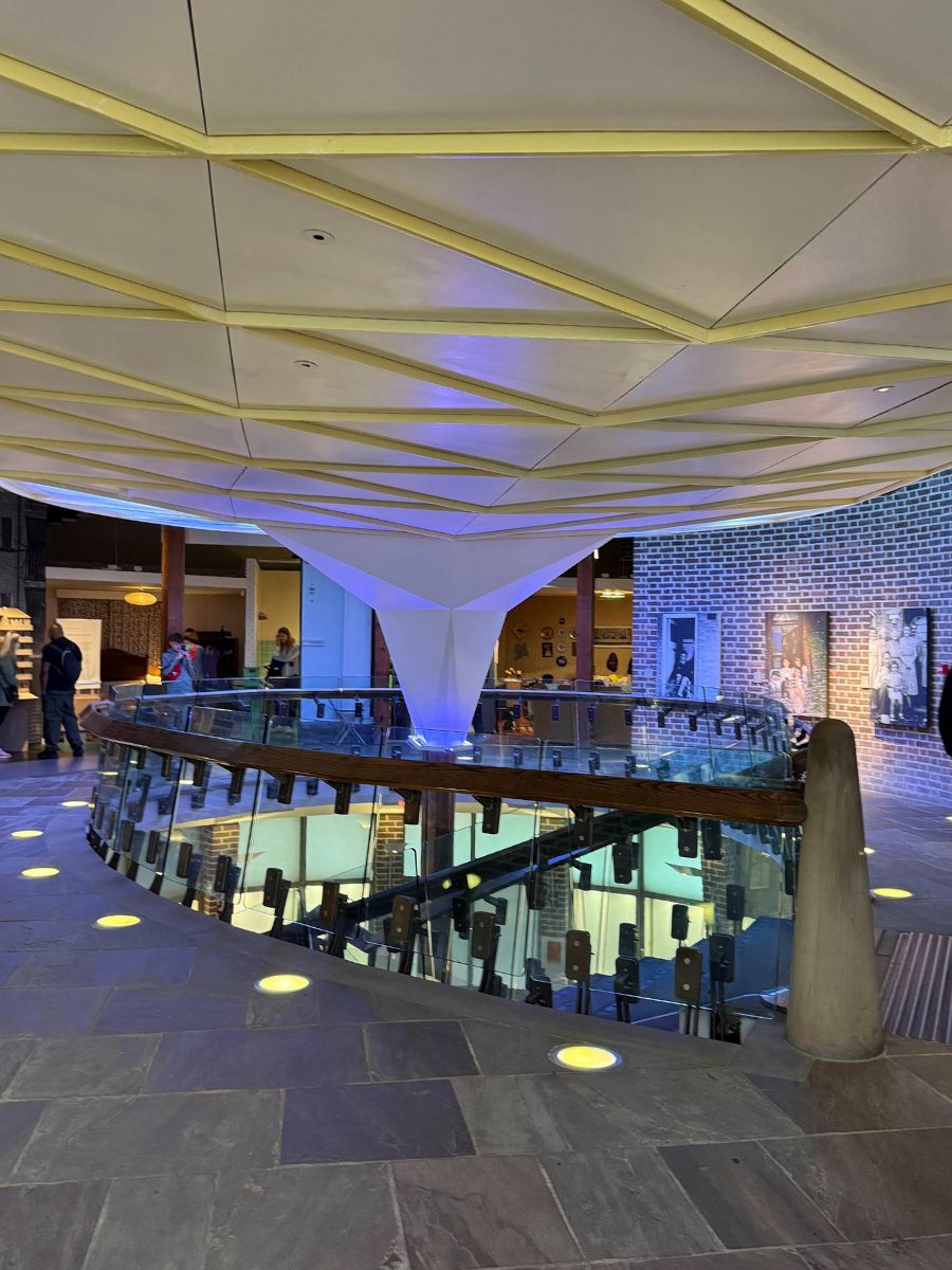 博物館のモダンなアトリウム内部