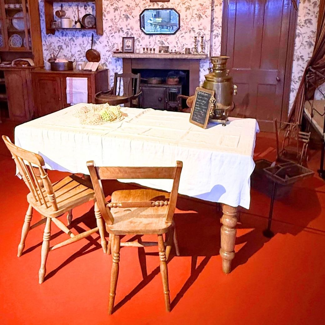 安息日（シャバット）の準備がされたテーブルと黒いレンジ（コンロ）