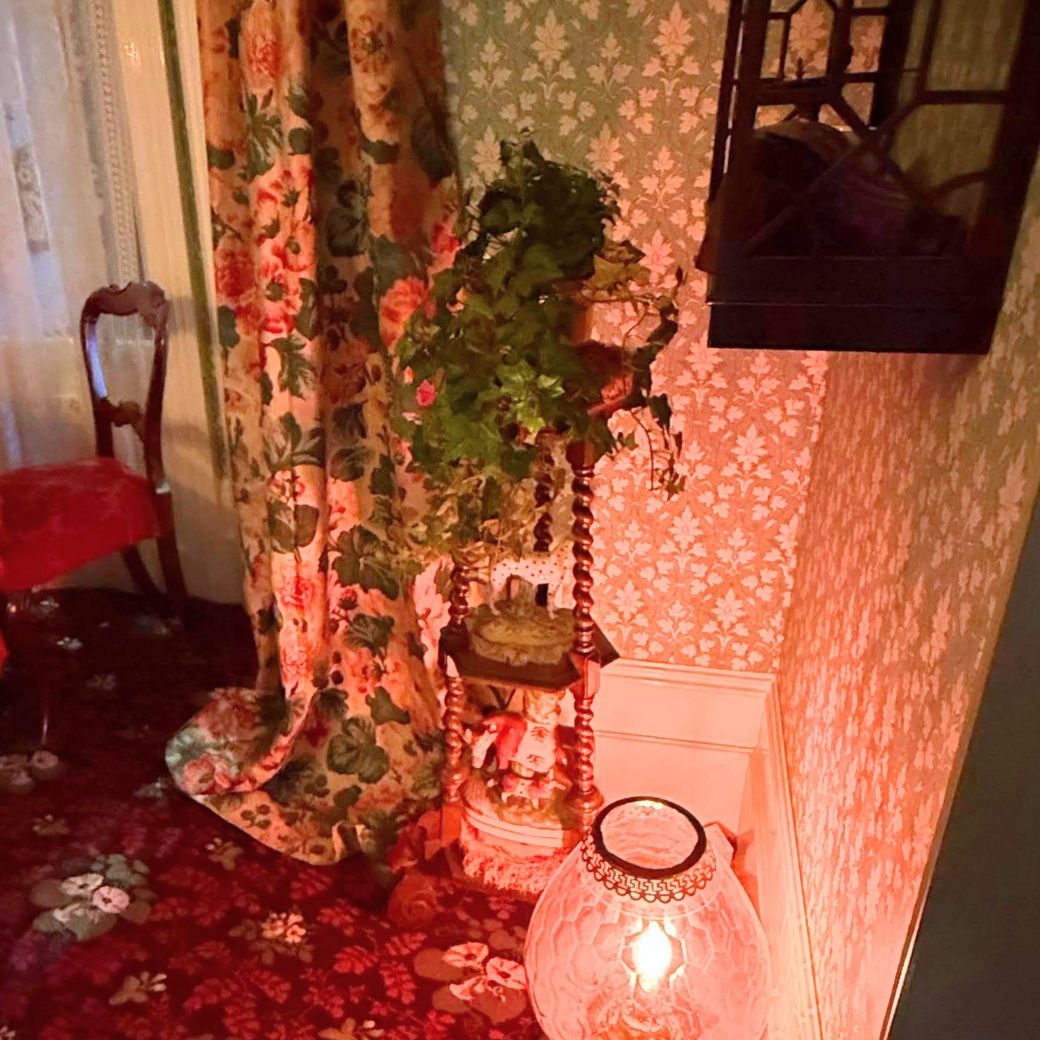 観葉植物スタンドとムードのある赤いランプの照明