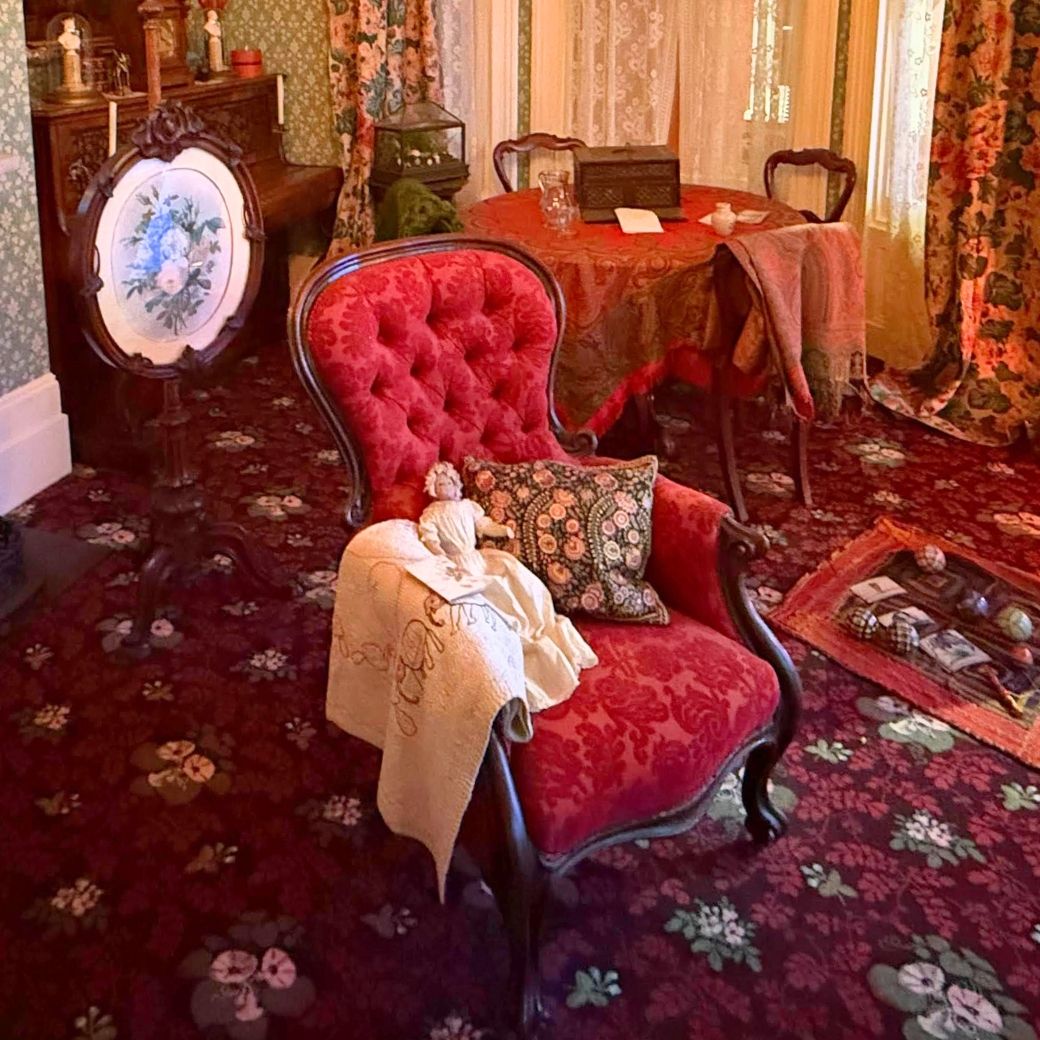 赤いベルベットのヴィクトリアンチェアと刺繍入りのファイヤースクリーン