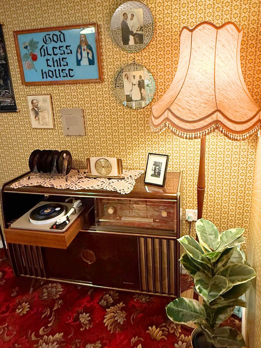 ヴィンテージの家具調ステレオ（ラジオグラム）と家族の写真