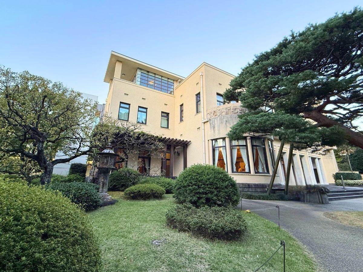 松の木や石灯籠がある日本庭園側から見た旧朝香宮邸（東京都庭園美術館）の外観