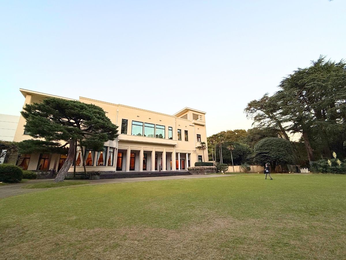 芝生広場から見上げる東京都庭園美術館（旧朝香宮邸）の美しいカーブ