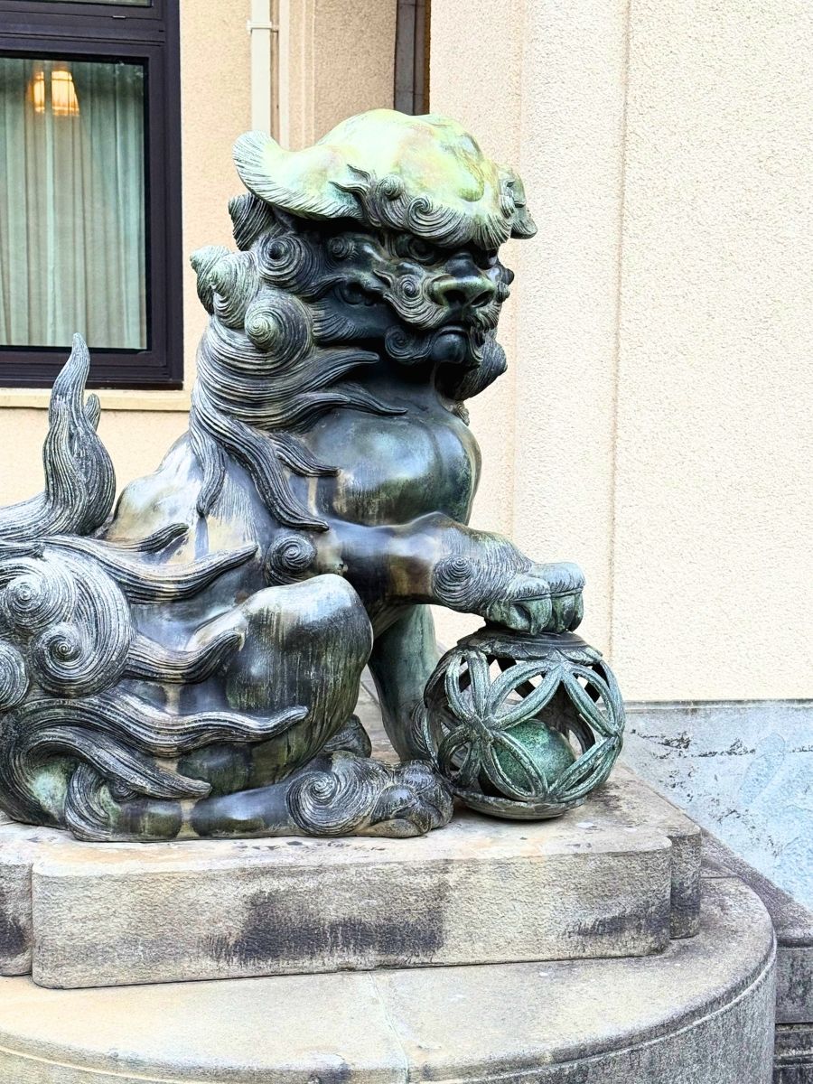 アール・デコ様式の洋館の外観を飾る青銅の狛犬