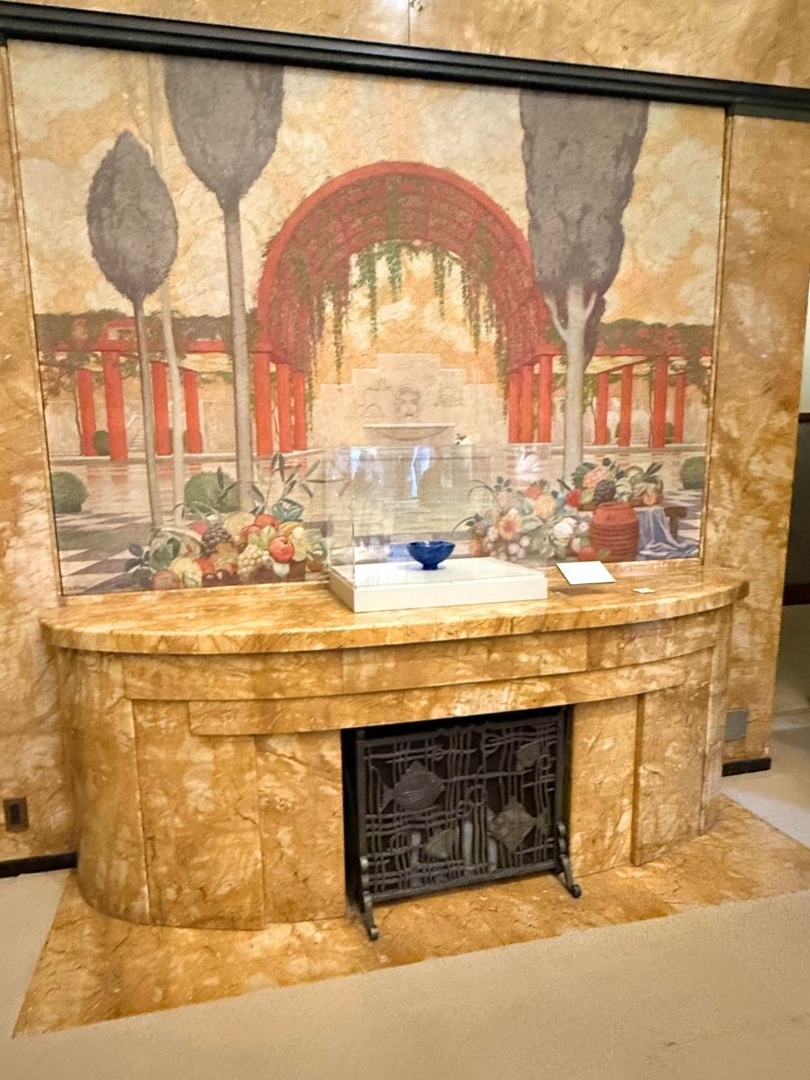 大食堂のアンリ・ラパン作の油彩壁画と、大理石で作られた暖炉風のラジエーターカバー