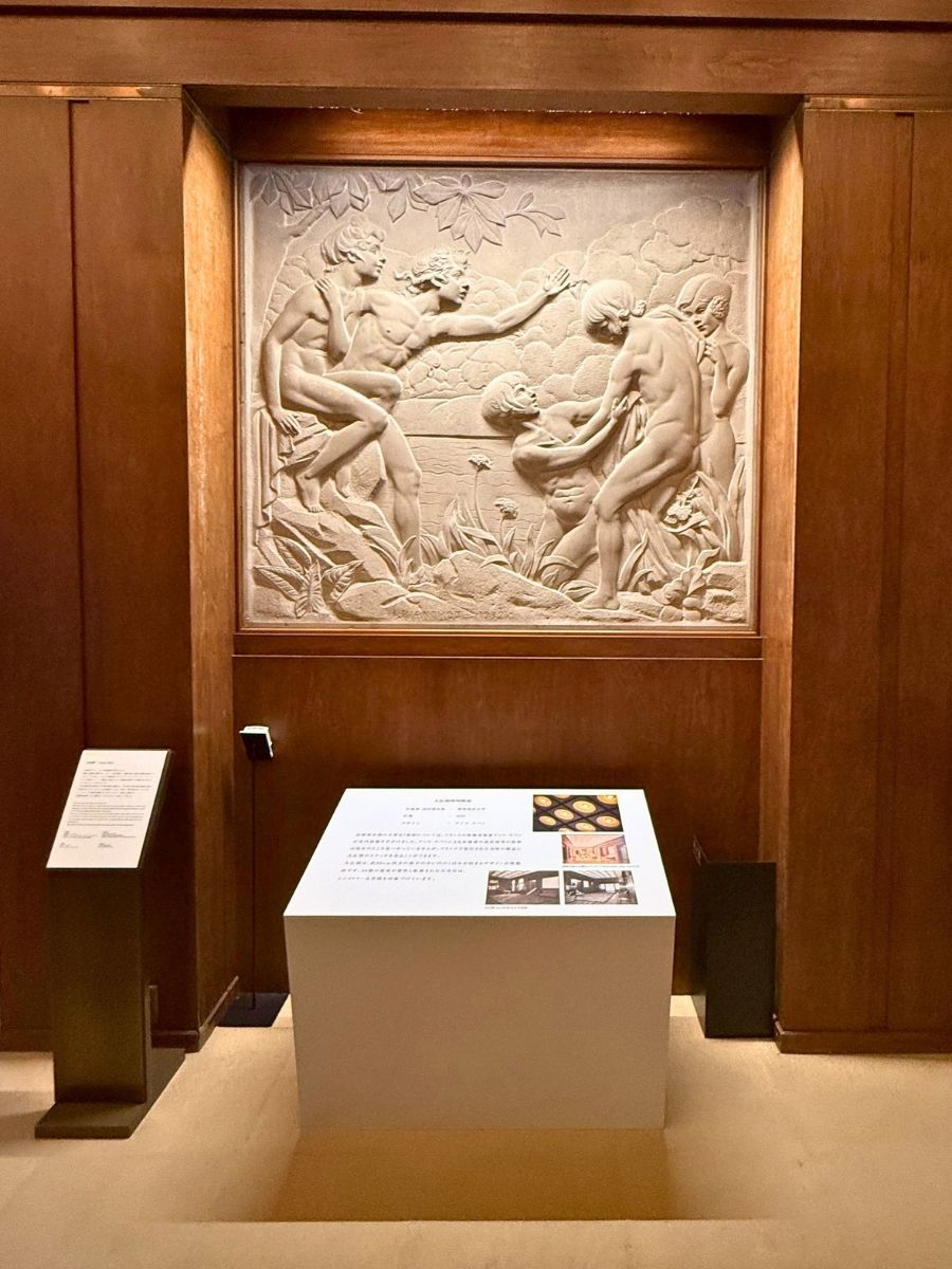 大広間に嵌め込まれたイアン・レオン・ブランショ彫刻のレリーフ
