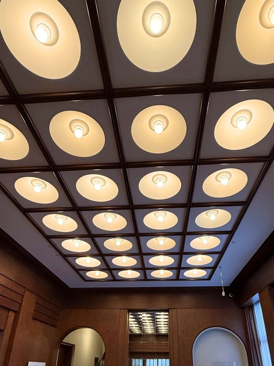 庭園美術館大広間の天井。日本の格天井に40個の照明を埋め込んだ和洋折衷デザイン