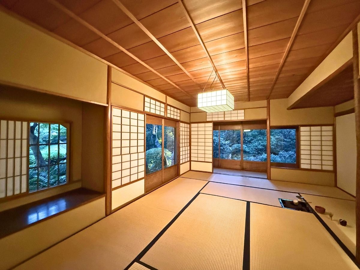 豊かな緑の中に佇む重要文化財の茶室「光華（こうか）」