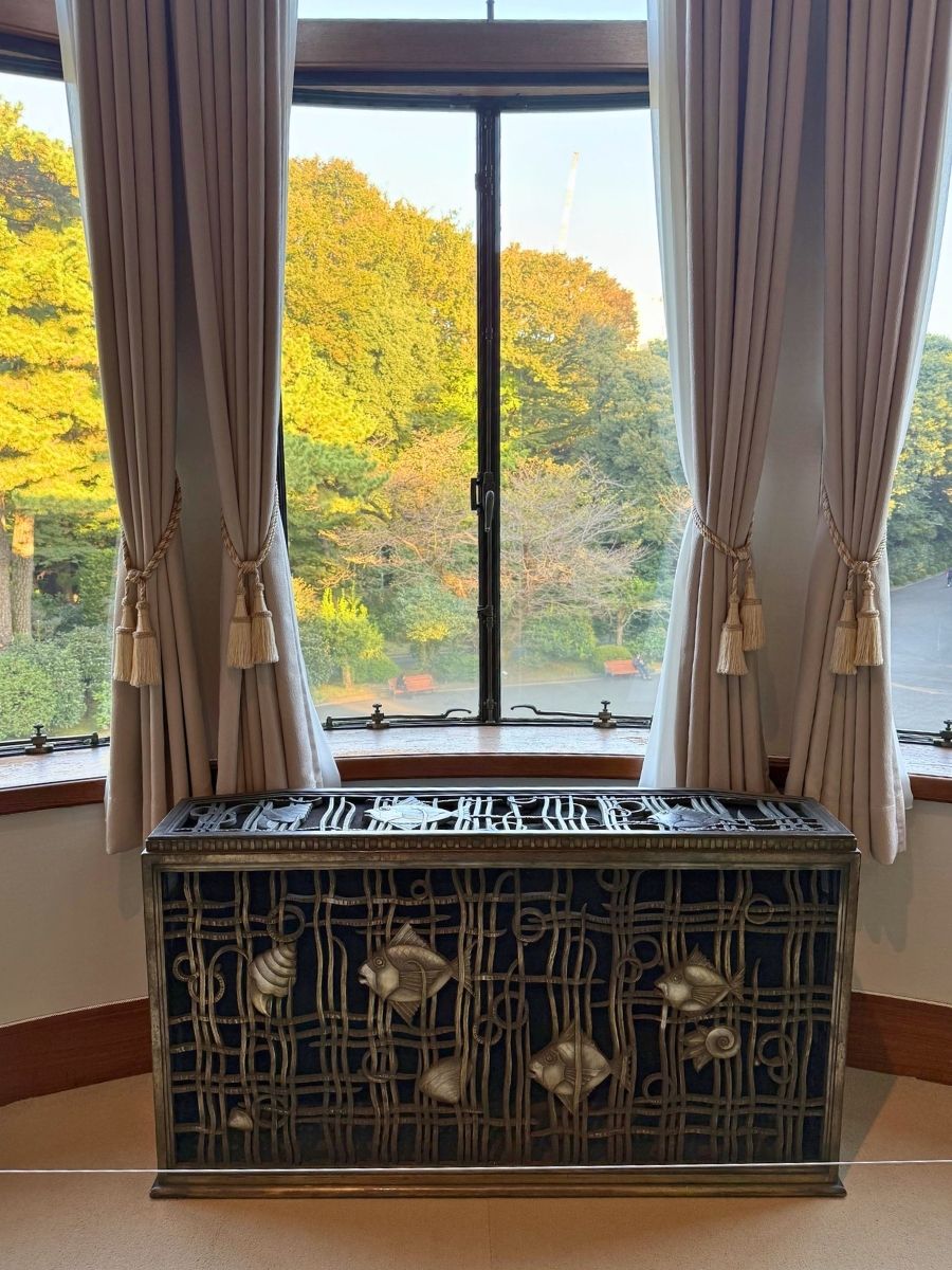 出窓の下にはラジエーターカバー
