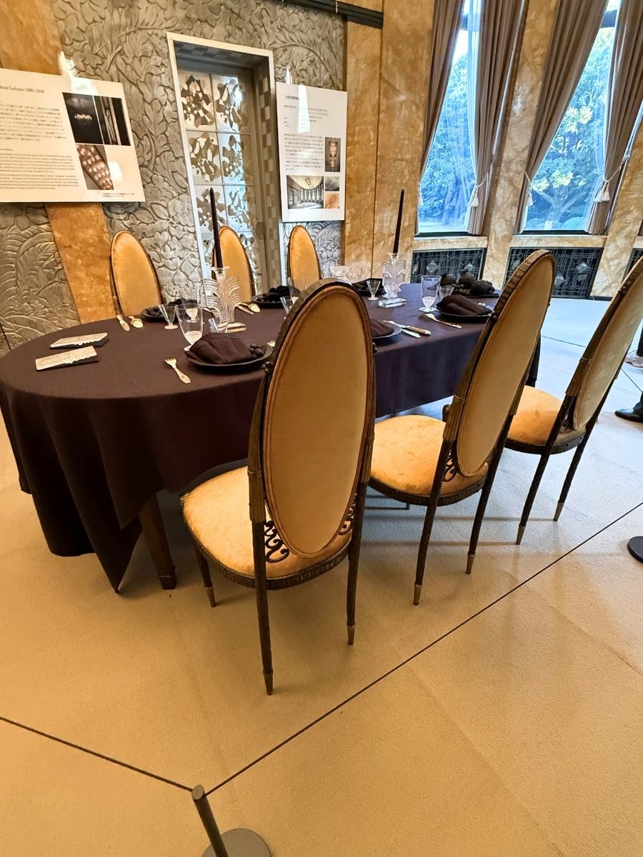 旧朝香宮邸の大食堂にセットされたオーバル型のダイニングテーブルとチェア