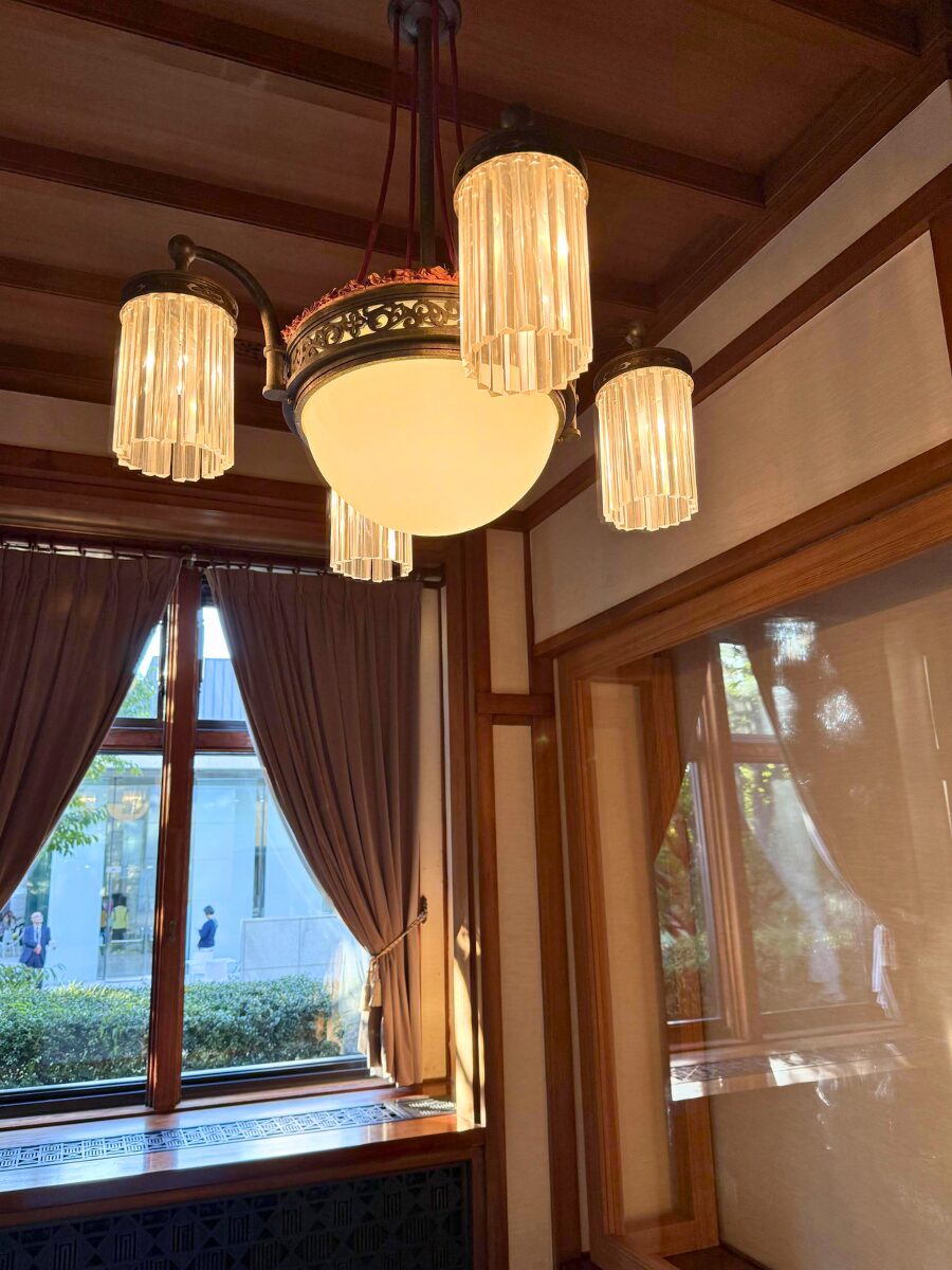 小食堂の天井に設置された、瓔珞（ようらく）モチーフのシャンデリア