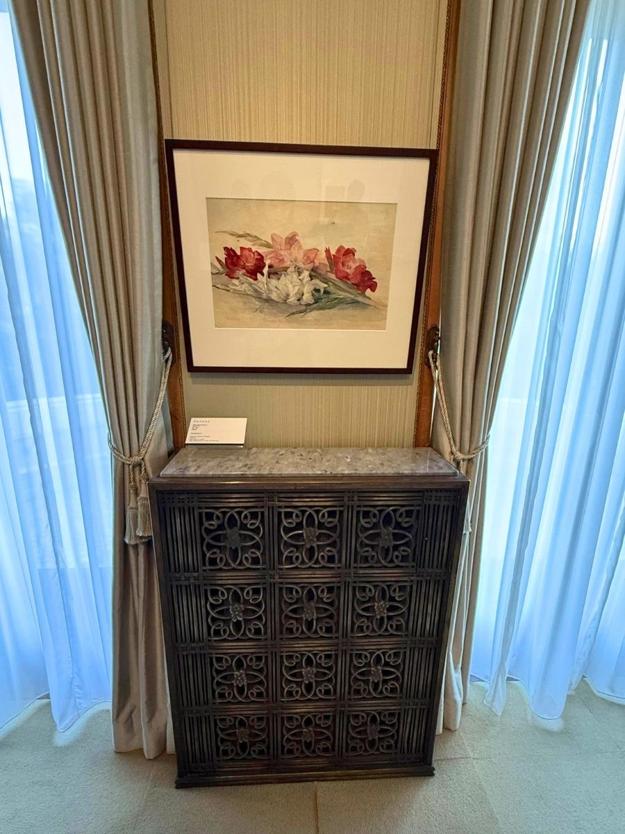 妃殿下居間の窓辺に設置された透かし彫りのラジエーターカバーと絵画