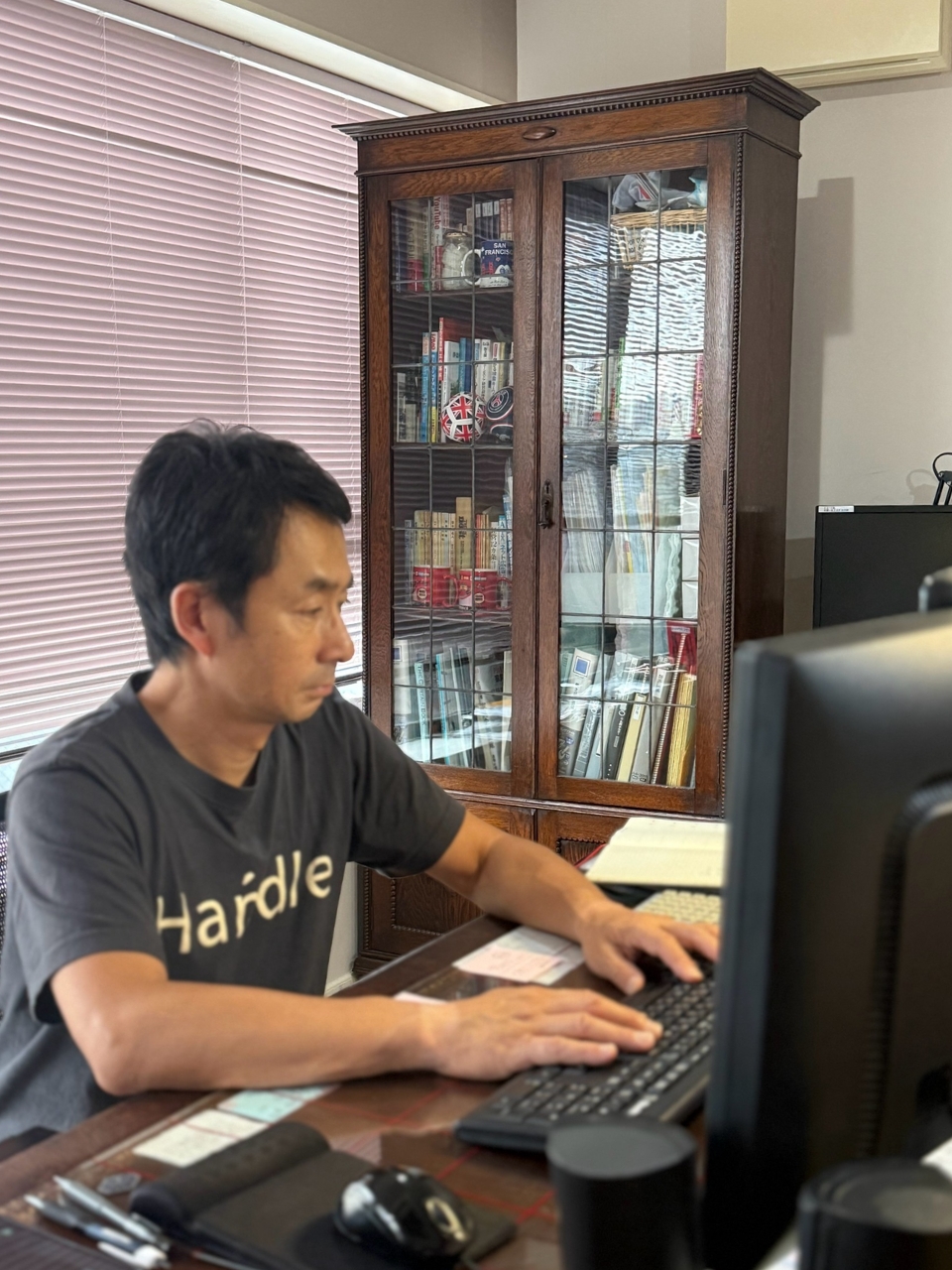 僕も使っています！社長愛用のアンティークブックケース