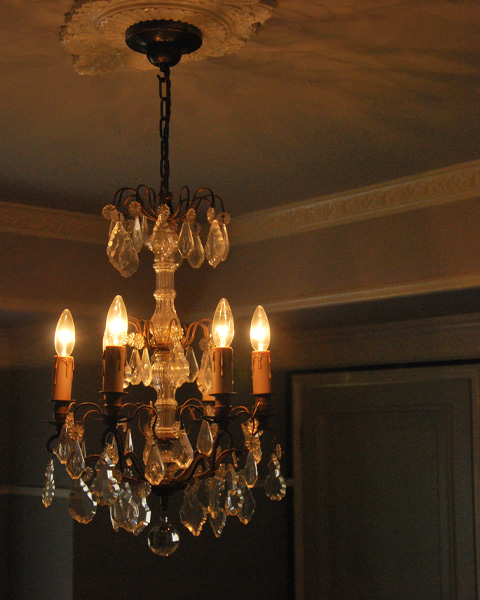 シャンデリアの取付け方 フランス風のオシャレでかわいいお部屋作り ｌｅｄ対応 アンティーク家具ハンドル