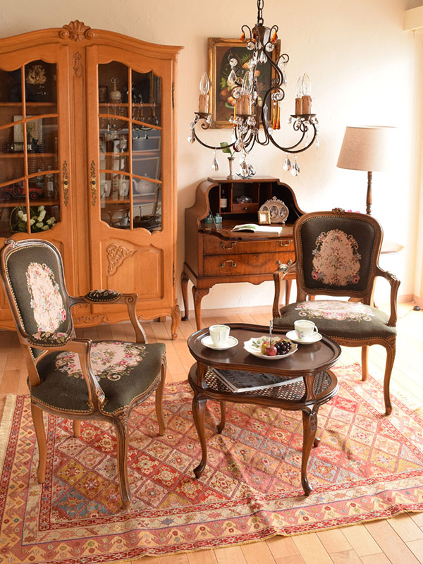 ロココ様式の猫脚家具、カブリオールレッグの家具や椅子を使って 