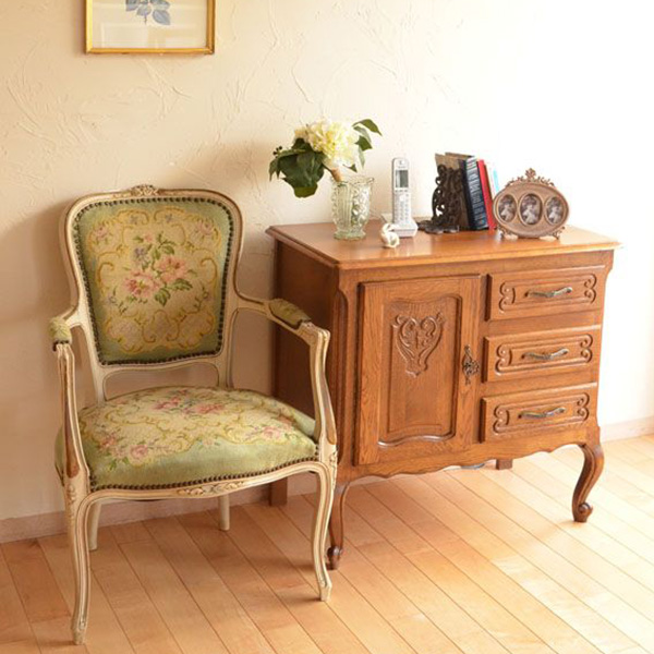 ロココ様式の猫脚家具、カブリオールレッグの家具や椅子を使って