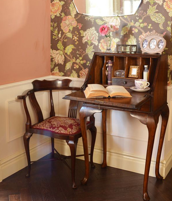 クイーンアン様式に誕生した英国アンティーク家具の足先パッドフット 
